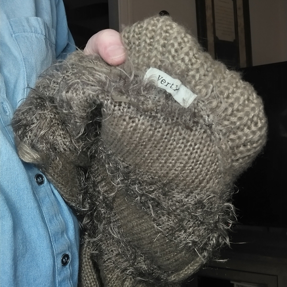 Verty Cozy Brown Knit Scarf - Picture 4 of 4